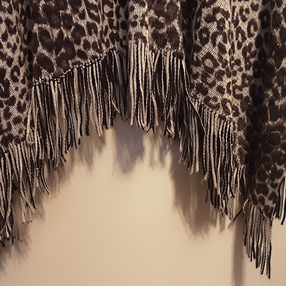 LEOPARD KNIT REVERSIBLE CAPE - Picture 2 of 4
